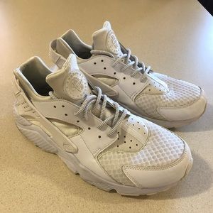 nike air huarache triple white